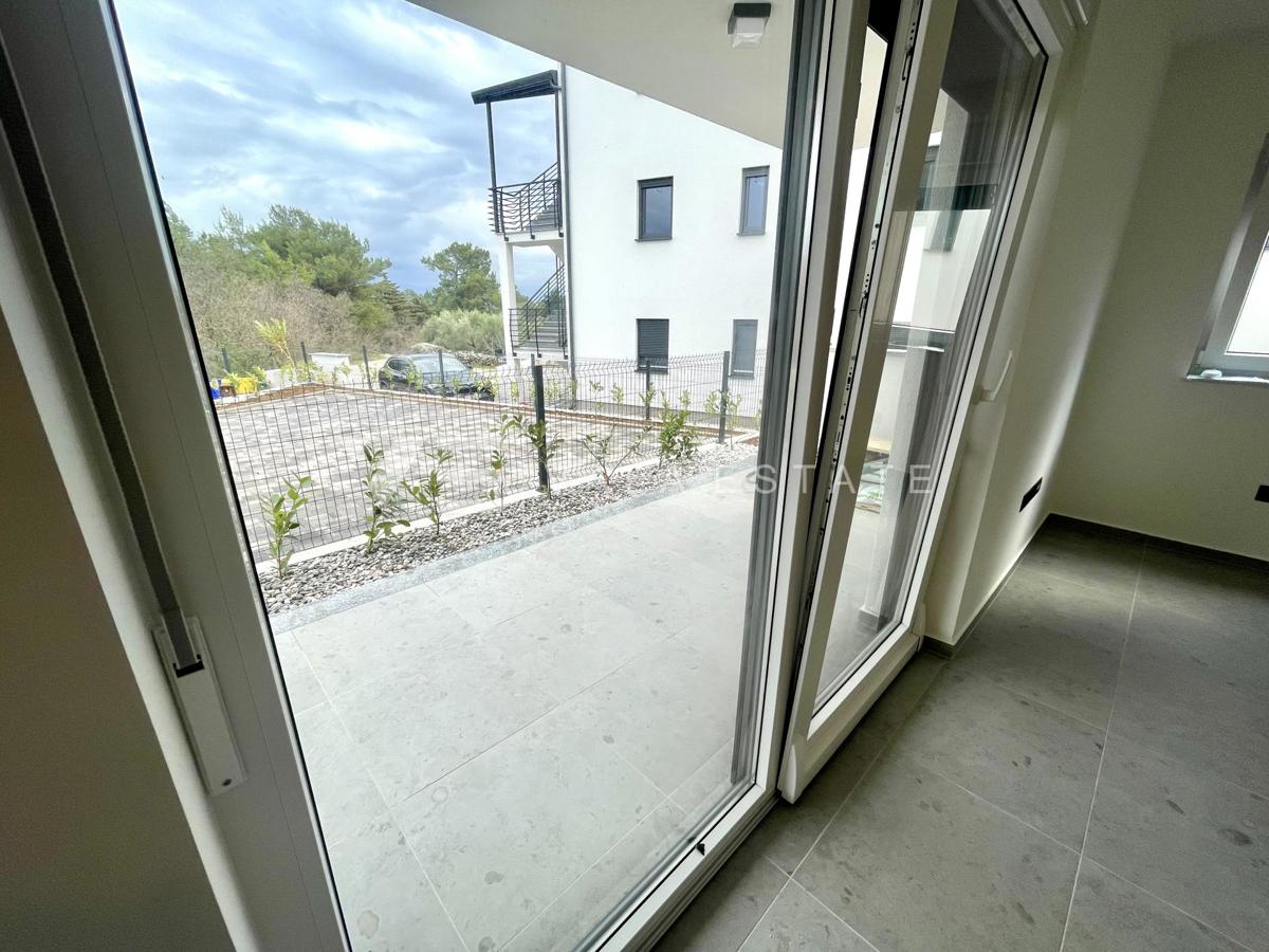 NOVI PRITLIČNI APARTMA Z VRTOM V BLIŽINI MORJA IN PLAŽE