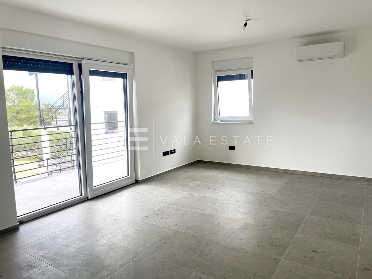 NOVI PRITLIČNI APARTMA Z VRTOM V BLIŽINI MORJA IN PLAŽE