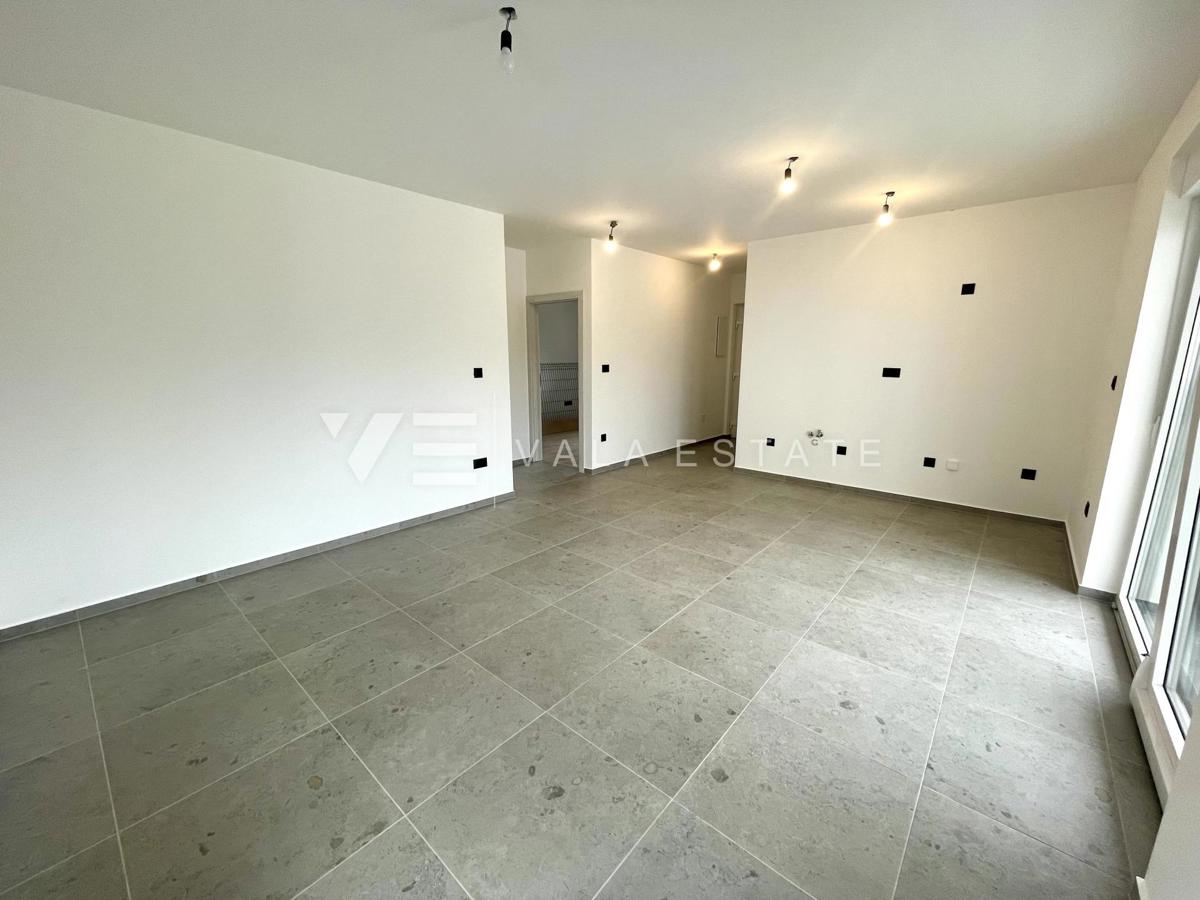 NOVI PRITLIČNI APARTMA Z VRTOM V BLIŽINI MORJA IN PLAŽE