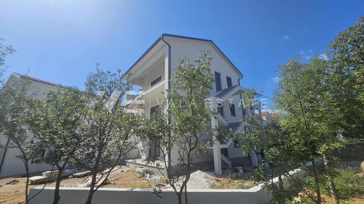 NOVI PRITLIČNI APARTMA Z VRTOM V BLIŽINI MORJA IN PLAŽE