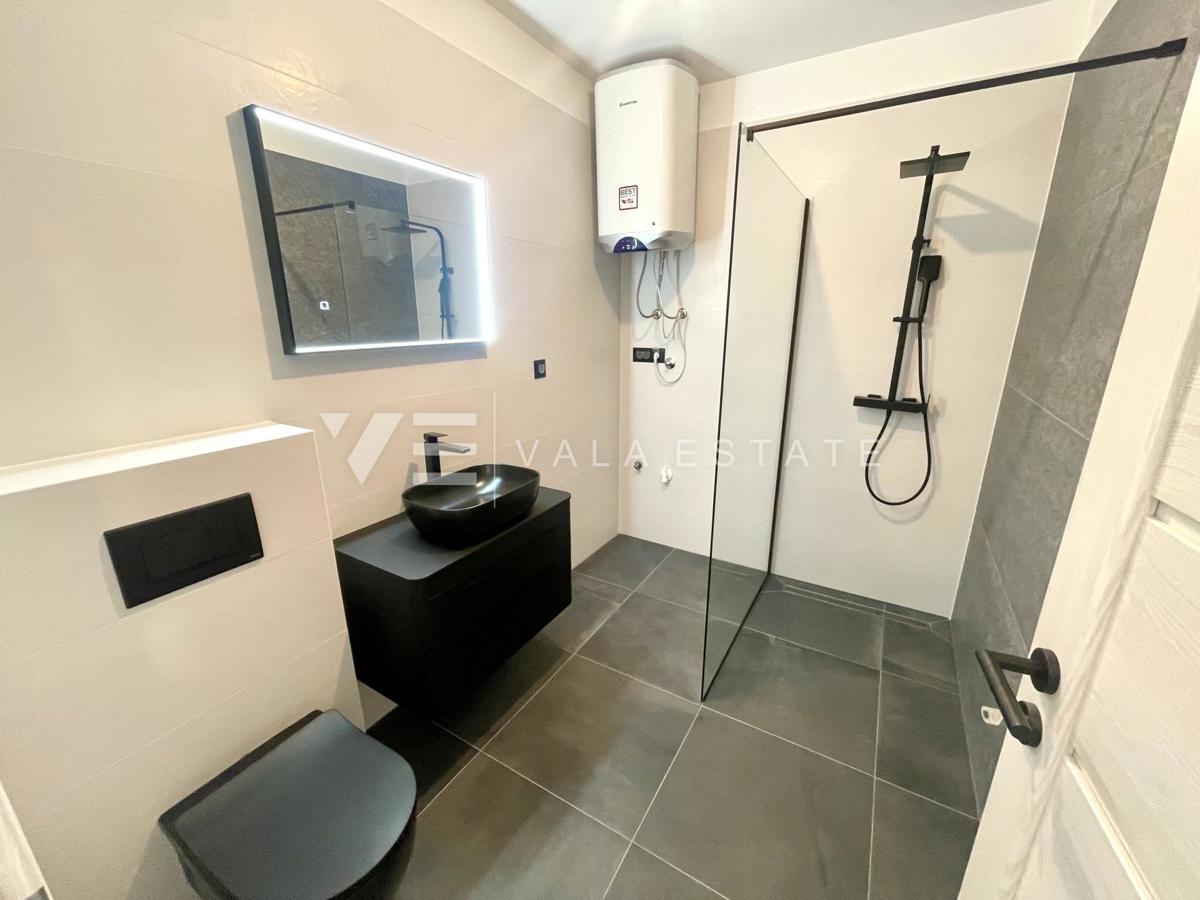 NOVI PRITLIČNI APARTMA Z VRTOM V BLIŽINI MORJA IN PLAŽE