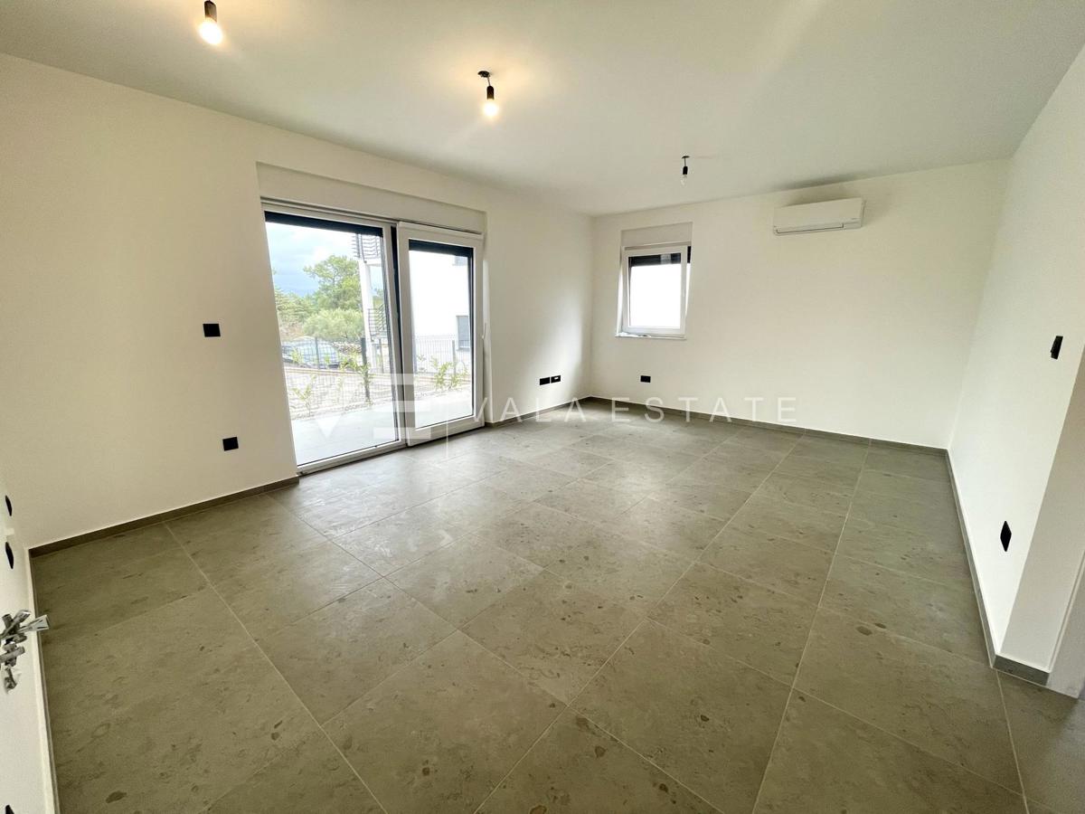 NOVI PRITLIČNI APARTMA Z VRTOM V BLIŽINI MORJA IN PLAŽE