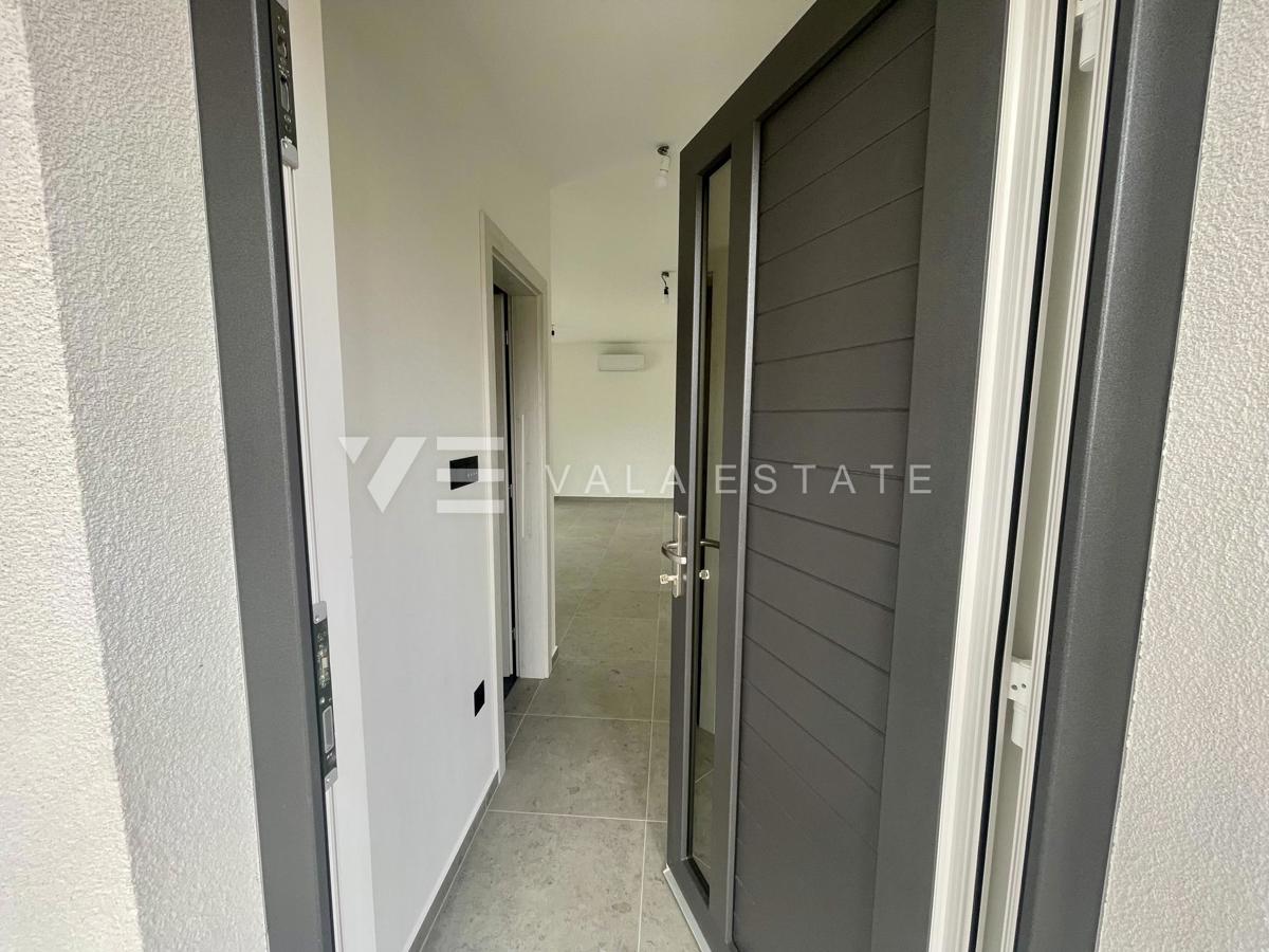 NOVI PRITLIČNI APARTMA Z VRTOM V BLIŽINI MORJA IN PLAŽE