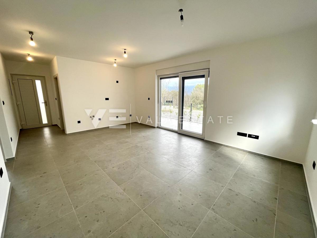 NOVI PRITLIČNI APARTMA Z VRTOM V BLIŽINI MORJA IN PLAŽE