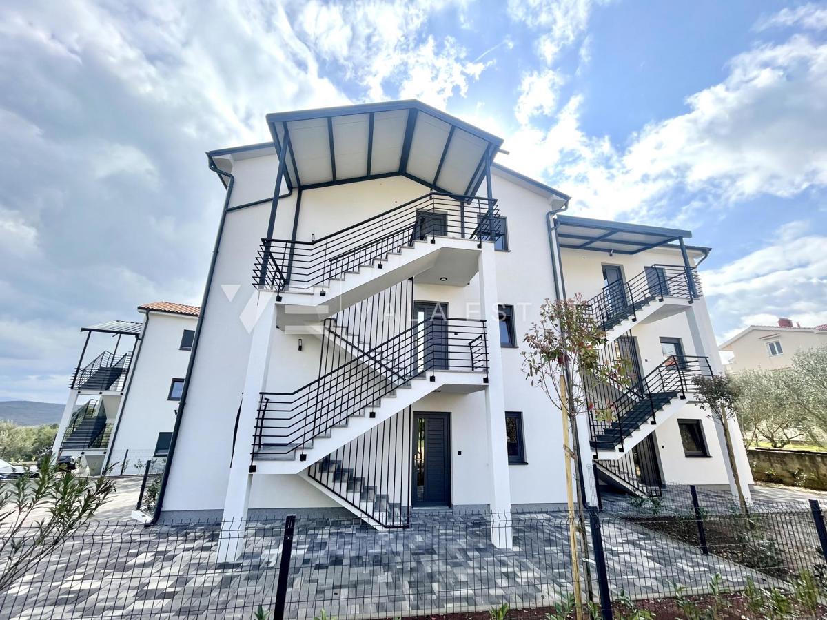 NOVI PRITLIČNI APARTMA Z VRTOM V BLIŽINI MORJA IN PLAŽE