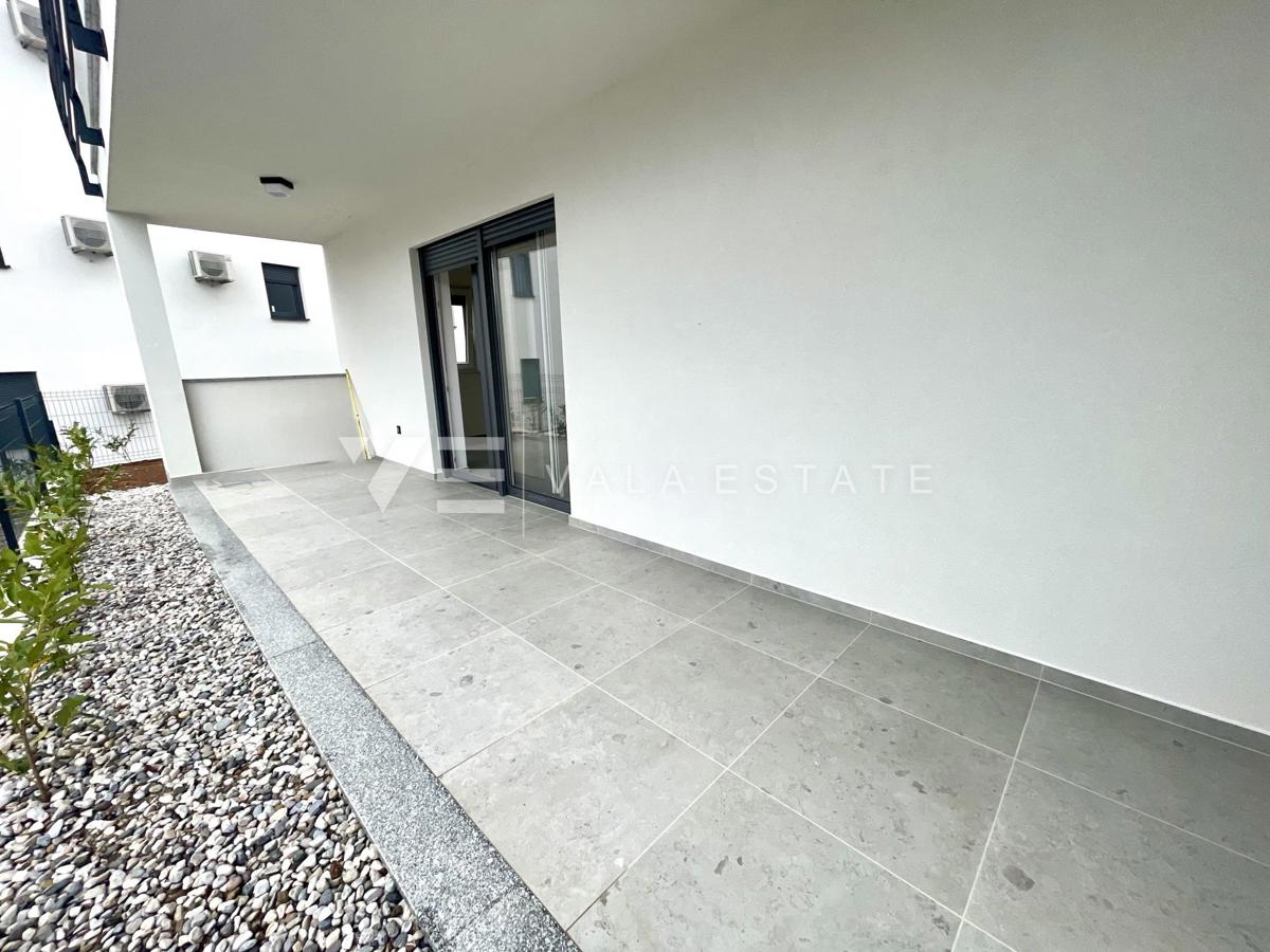 NOVI PRITLIČNI APARTMA Z VRTOM V BLIŽINI MORJA IN PLAŽE