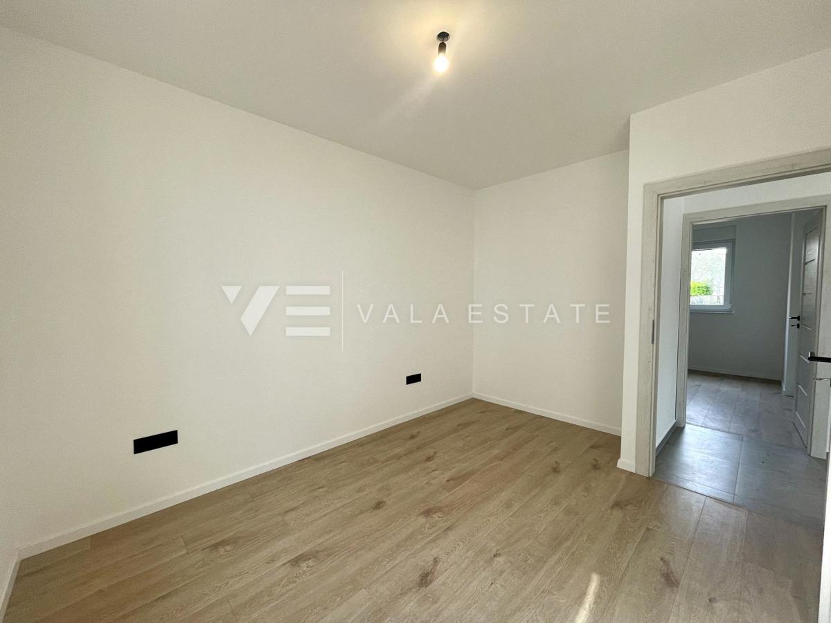 NOVI PRITLIČNI APARTMA Z VRTOM V BLIŽINI MORJA IN PLAŽE