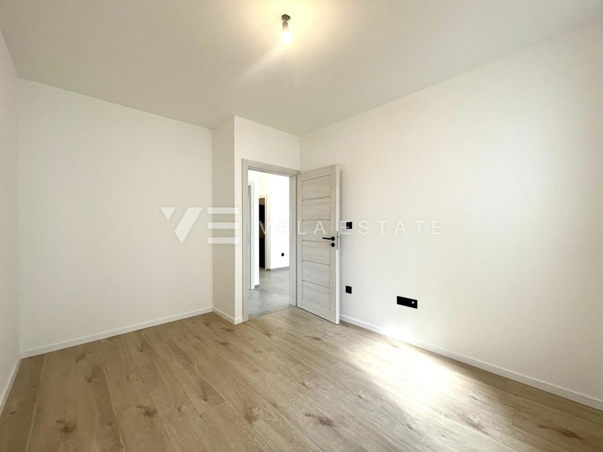 NOVI PRITLIČNI APARTMA Z VRTOM V BLIŽINI MORJA IN PLAŽE