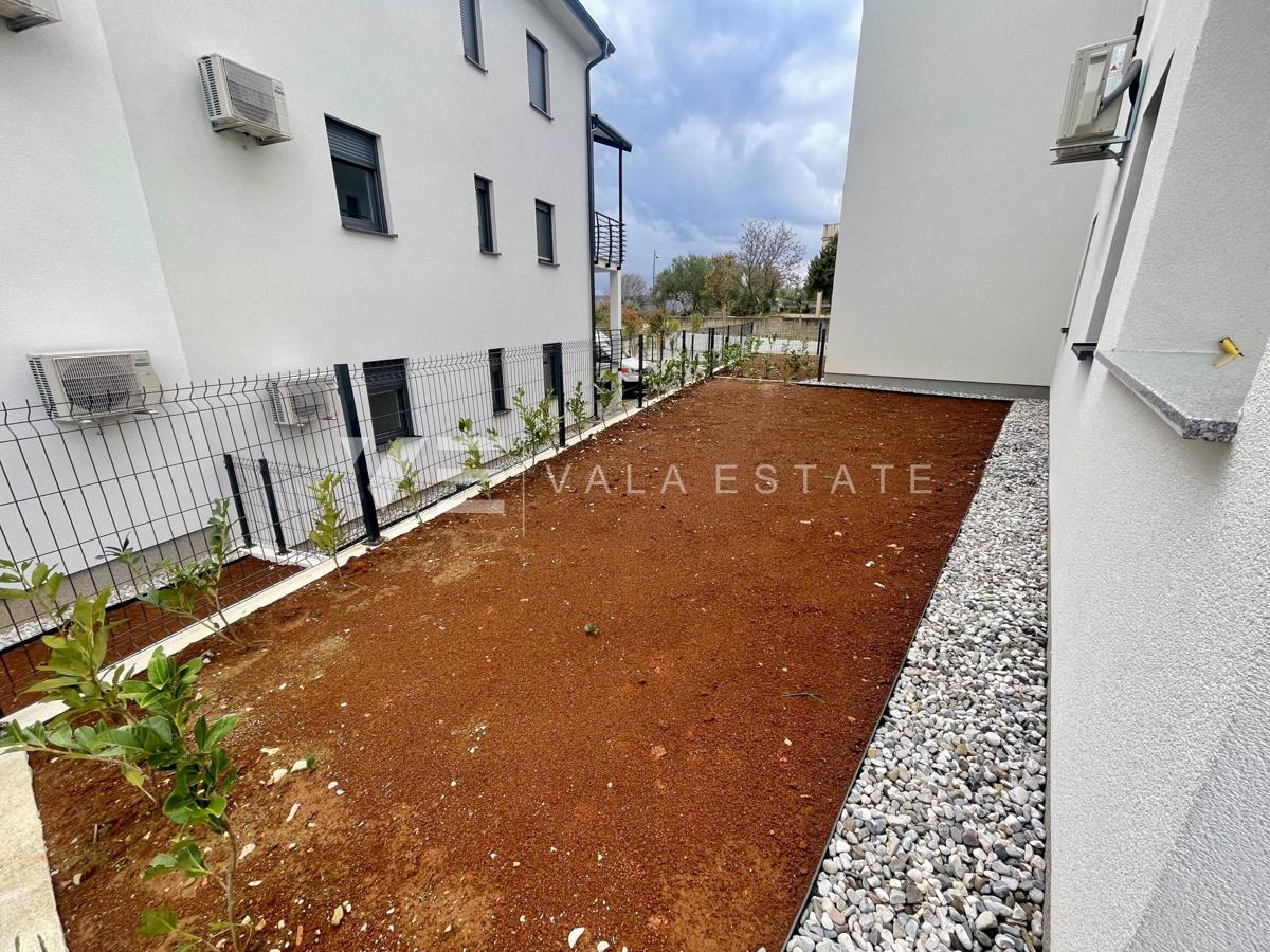 NOVI PRITLIČNI APARTMA Z VRTOM V BLIŽINI MORJA IN PLAŽE