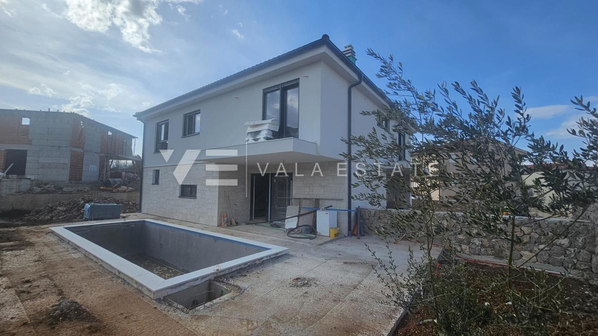 MODERNA POL-SAMOSTOJNA HIŠA Z BAZENOM SAMO 200 M DO MORJA