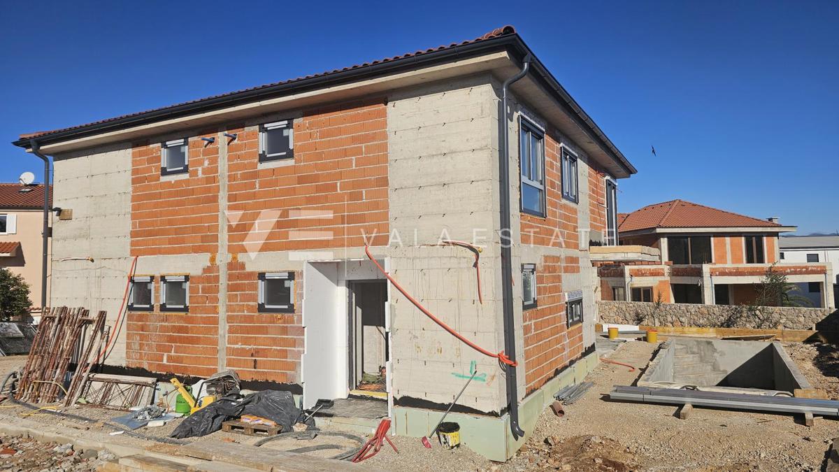 MODERNA POL-SAMOSTOJNA HIŠA Z BAZENOM SAMO 200 M DO MORJA