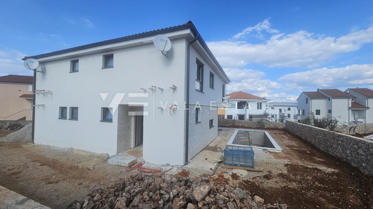 MODERNA POL-SAMOSTOJNA HIŠA Z BAZENOM SAMO 200 M DO MORJA