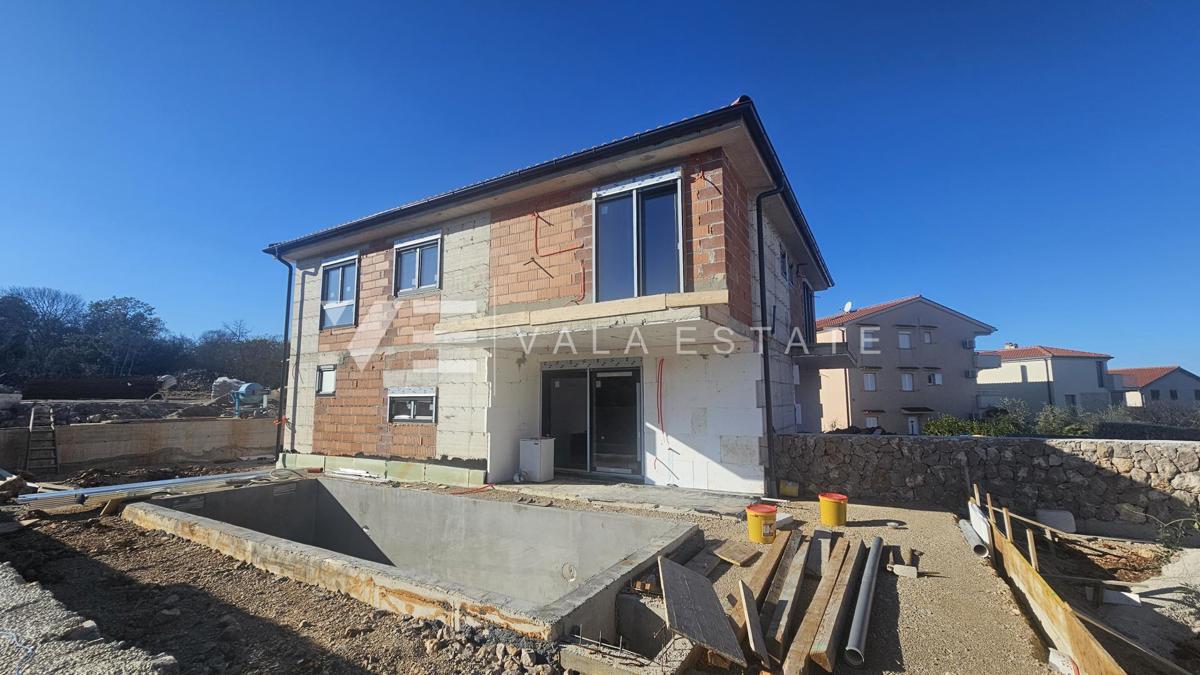 MODERNA POL-SAMOSTOJNA HIŠA Z BAZENOM SAMO 200 M DO MORJA