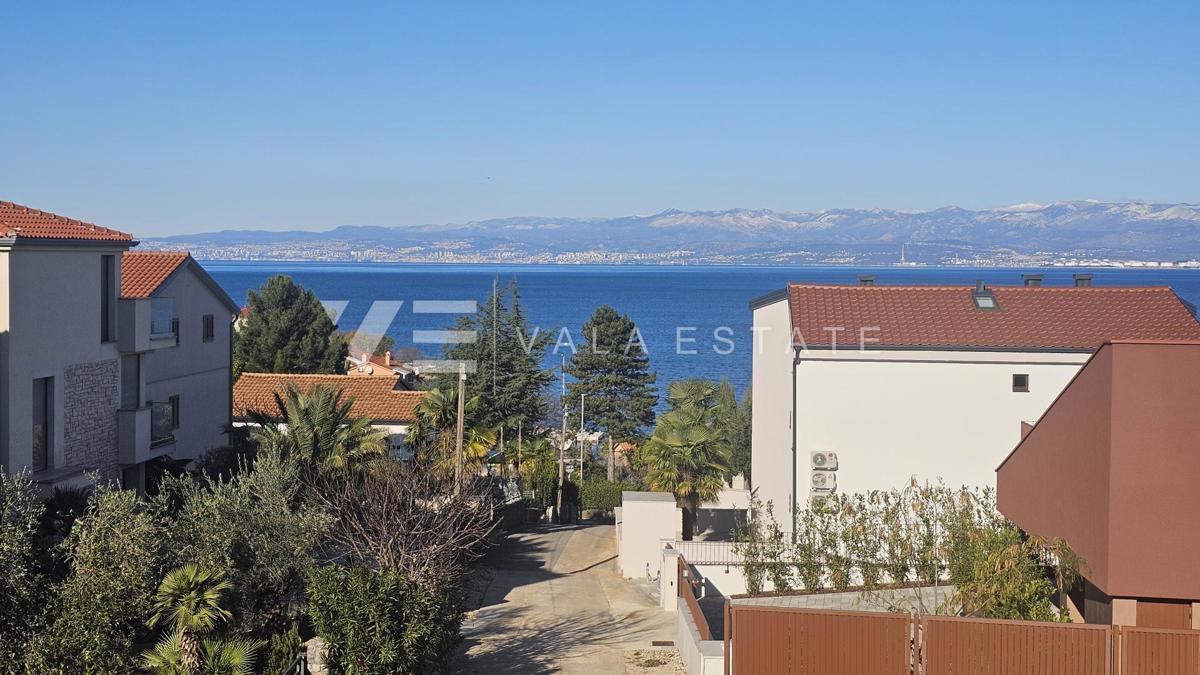 MODERNA POL-SAMOSTOJNA HIŠA Z BAZENOM SAMO 200 M DO MORJA