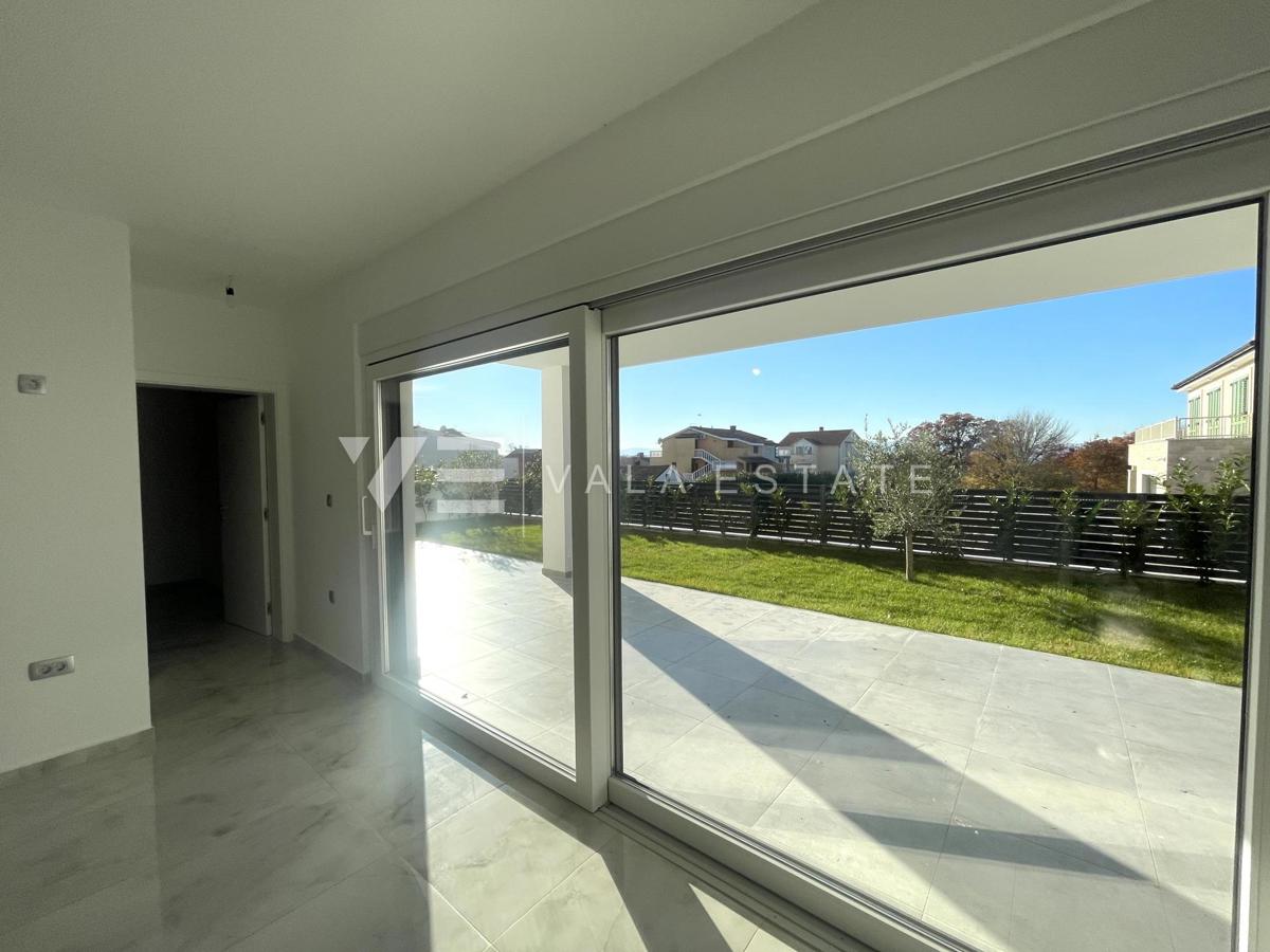 MODERNA SAMOSTOJNA HIŠA Z BAZENOM IN POGLEDOM NA MORJE