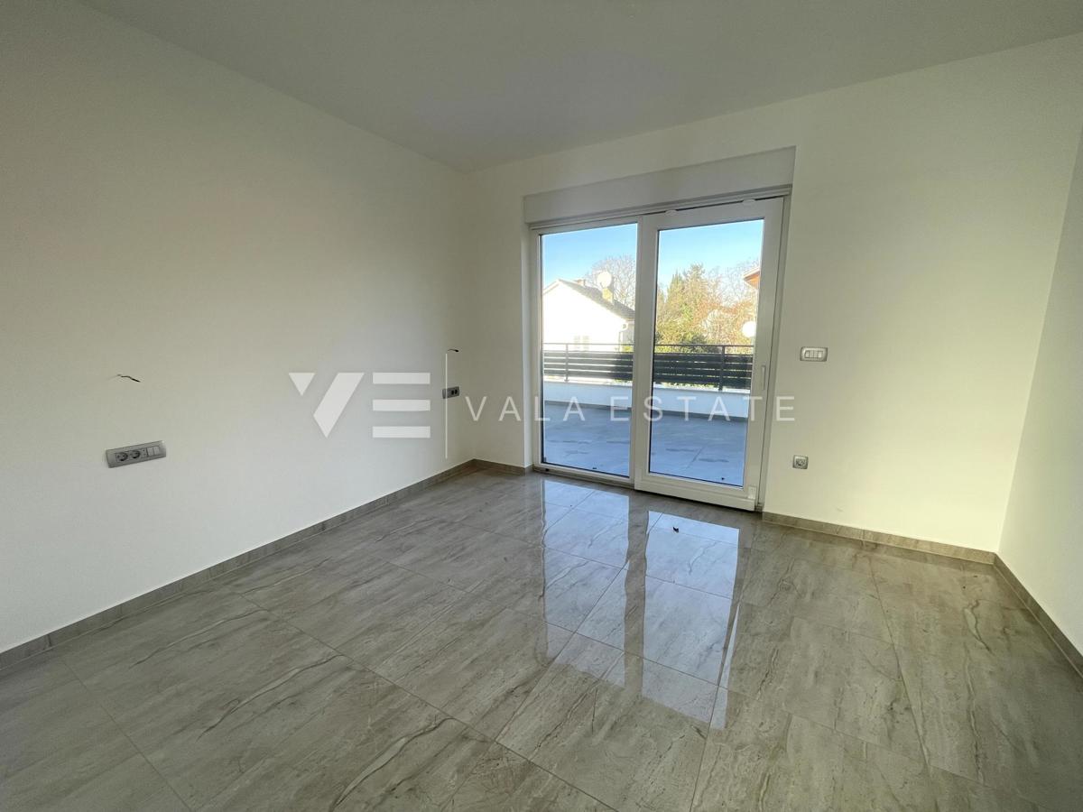 MODERNA SAMOSTOJNA HIŠA Z BAZENOM IN POGLEDOM NA MORJE