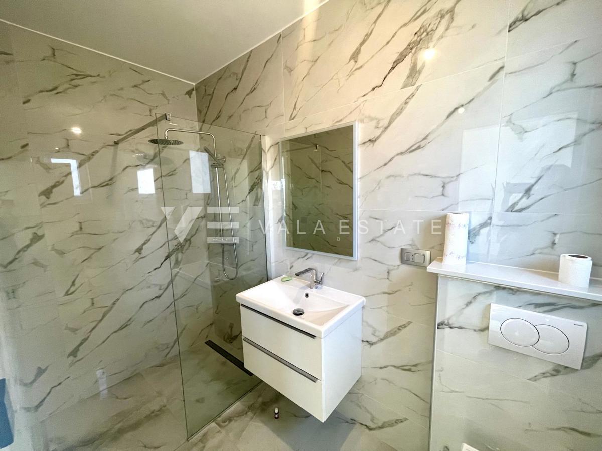 MODERNA SAMOSTOJNA HIŠA Z BAZENOM IN POGLEDOM NA MORJE