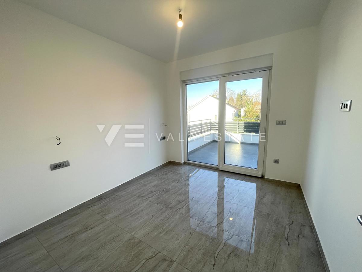 MODERNA SAMOSTOJNA HIŠA Z BAZENOM IN POGLEDOM NA MORJE