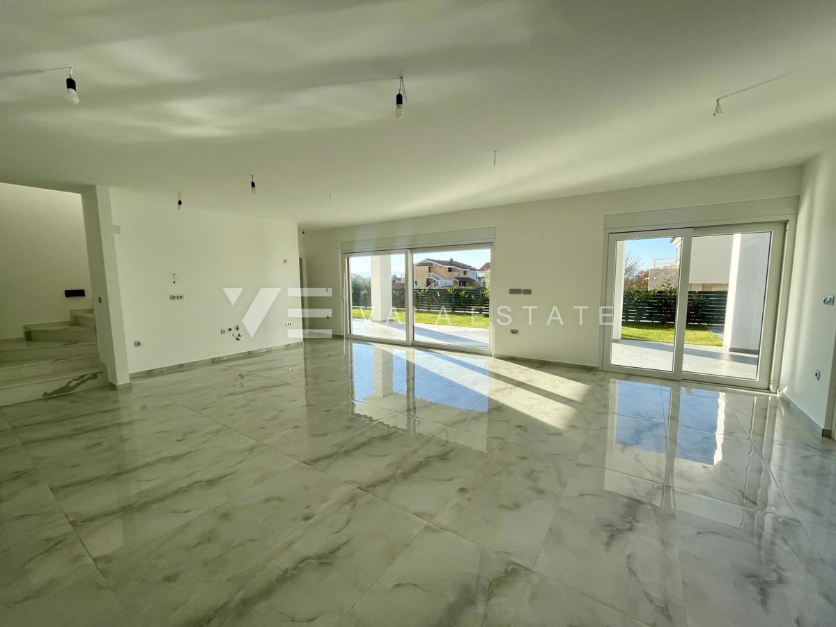 MODERNA SAMOSTOJNA HIŠA Z BAZENOM IN POGLEDOM NA MORJE