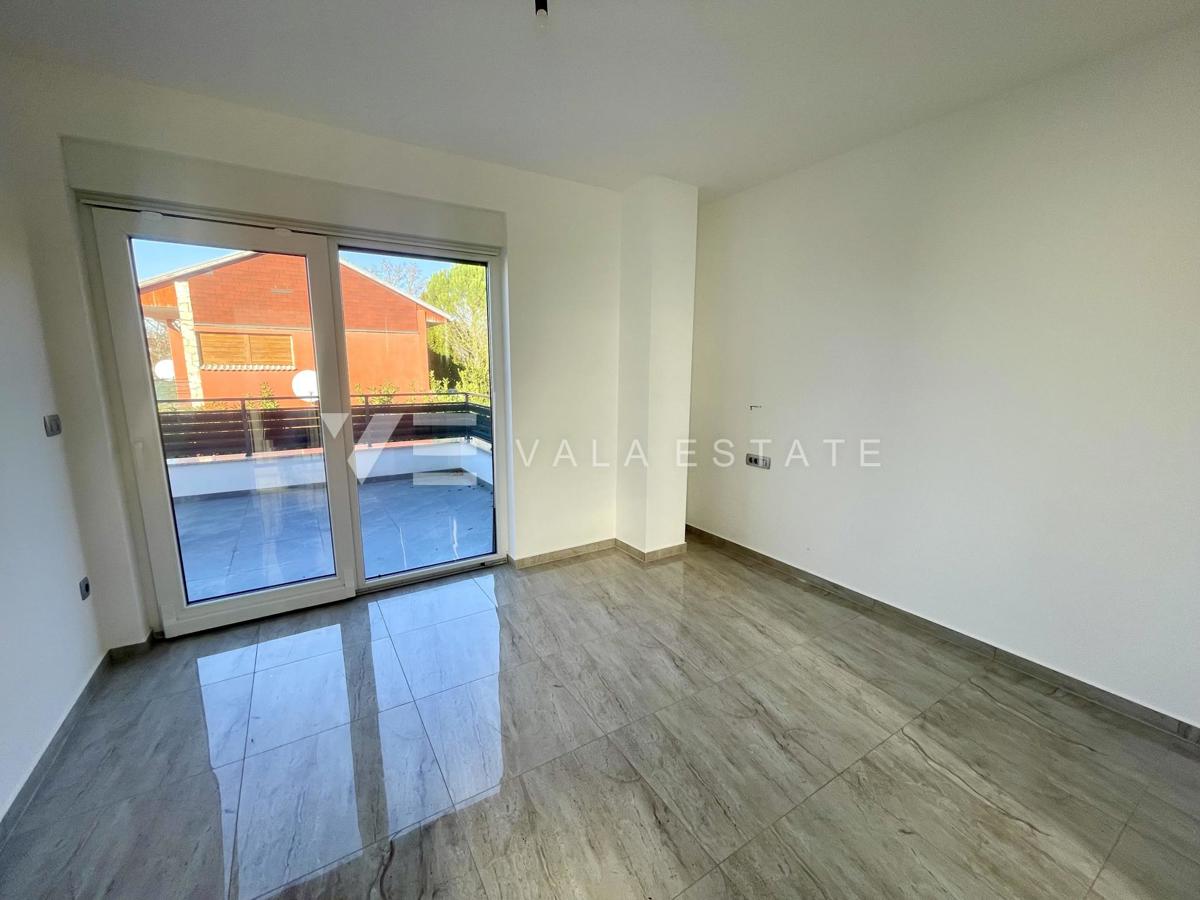 MODERNA SAMOSTOJNA HIŠA Z BAZENOM IN POGLEDOM NA MORJE