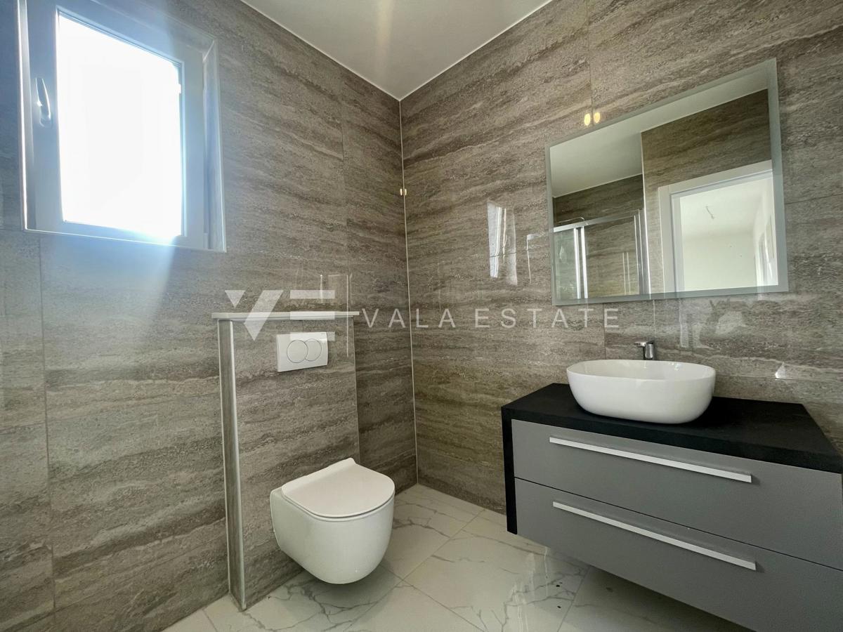 MODERNA SAMOSTOJNA HIŠA Z BAZENOM IN POGLEDOM NA MORJE