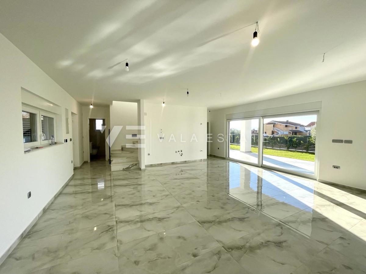 MODERNA SAMOSTOJNA HIŠA Z BAZENOM IN POGLEDOM NA MORJE