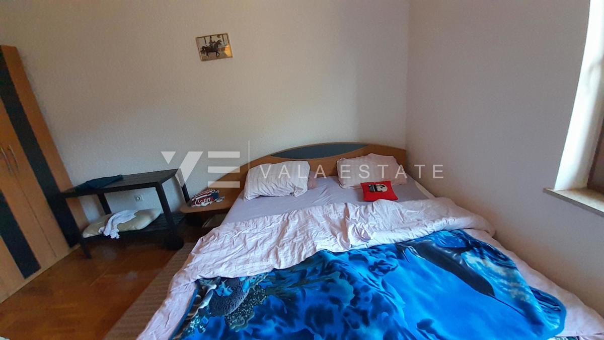 PROSTORNI APARTMA Z VRTOM 500 M OD MORJA