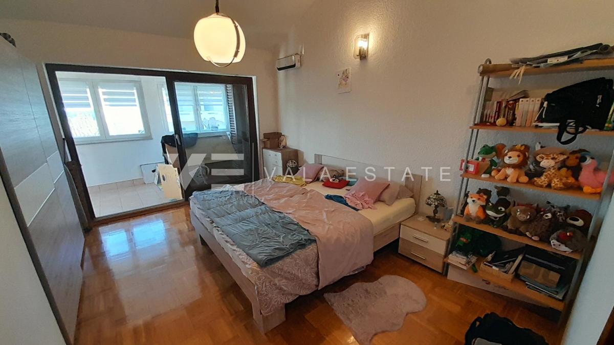 PROSTORNI APARTMA Z VRTOM 500 M OD MORJA