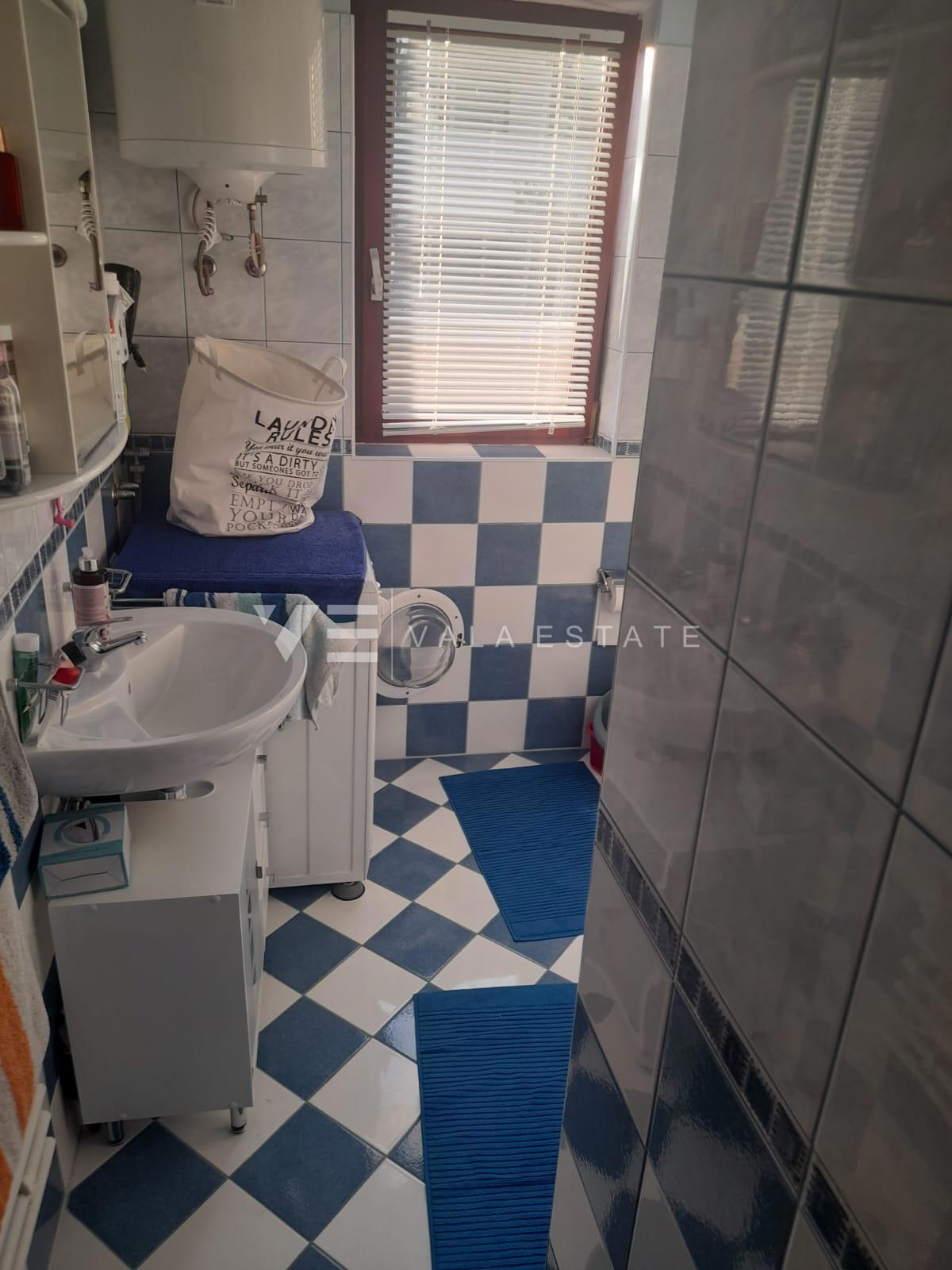 PROSTORNI APARTMA Z VRTOM 500 M OD MORJA