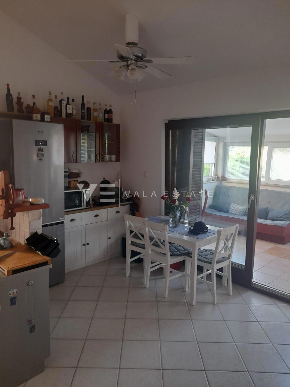 PROSTORNI APARTMA Z VRTOM 500 M OD MORJA