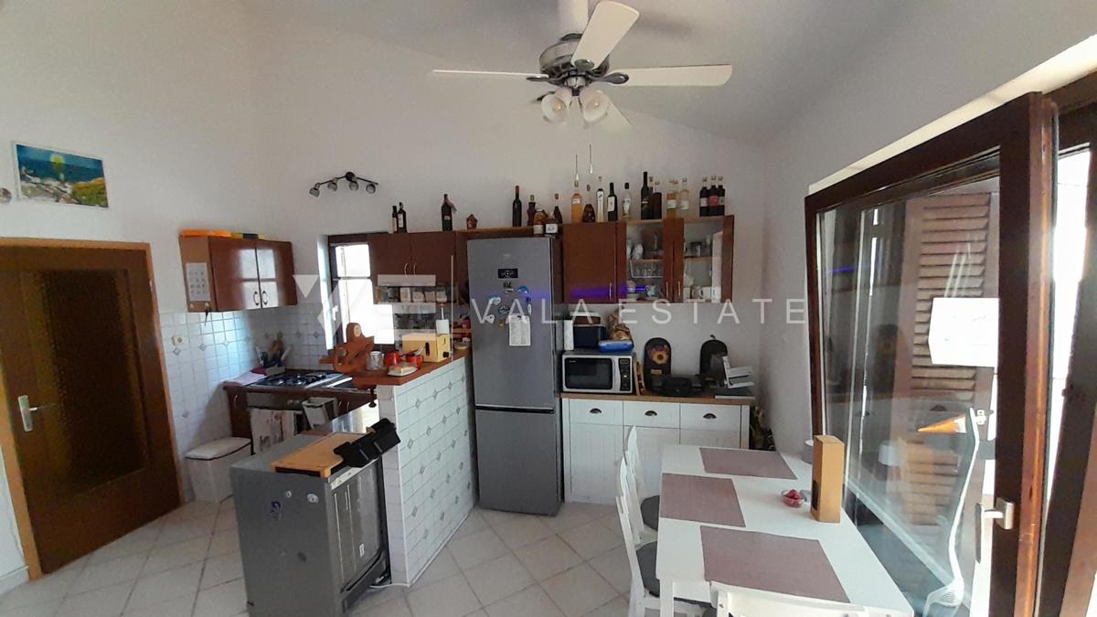 PROSTORNI APARTMA Z VRTOM 500 M OD MORJA