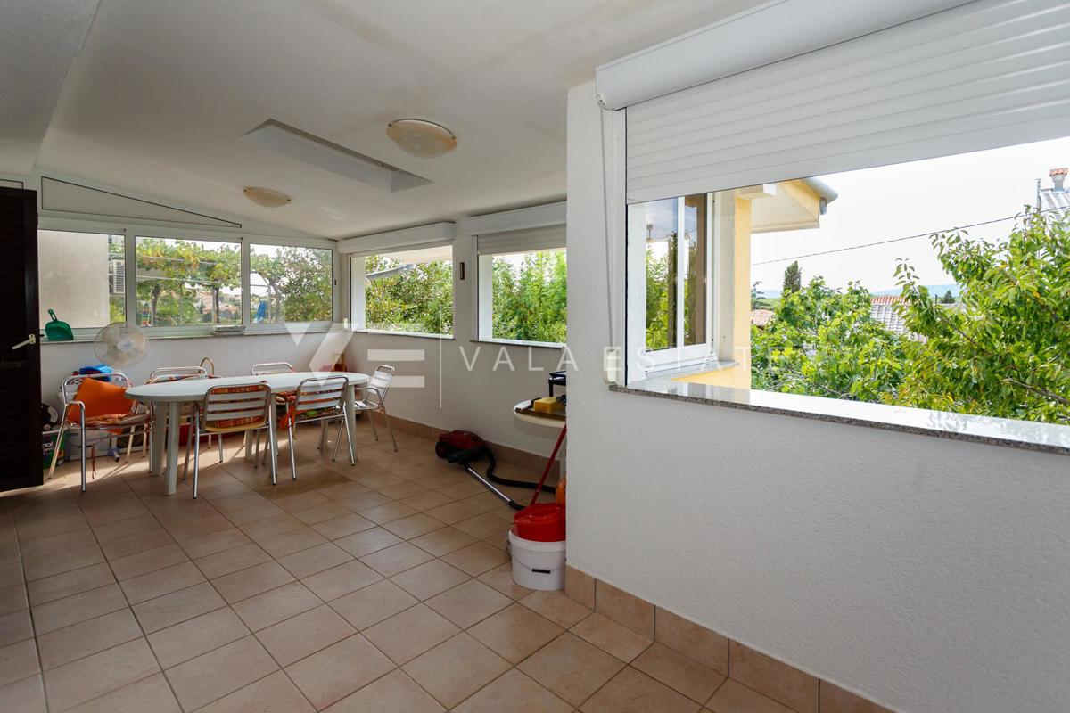 PROSTORNI APARTMA Z VRTOM 500 M OD MORJA