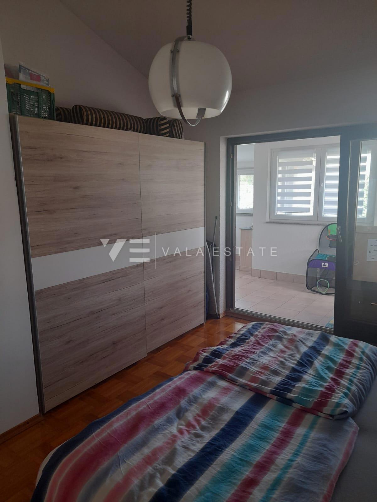 PROSTORNI APARTMA Z VRTOM 500 M OD MORJA