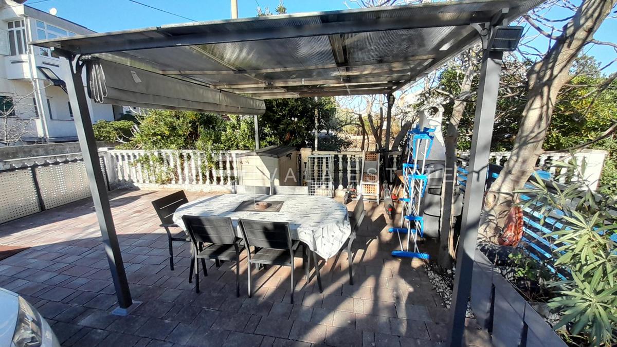 PROSTORNI APARTMA Z VRTOM 500 M OD MORJA