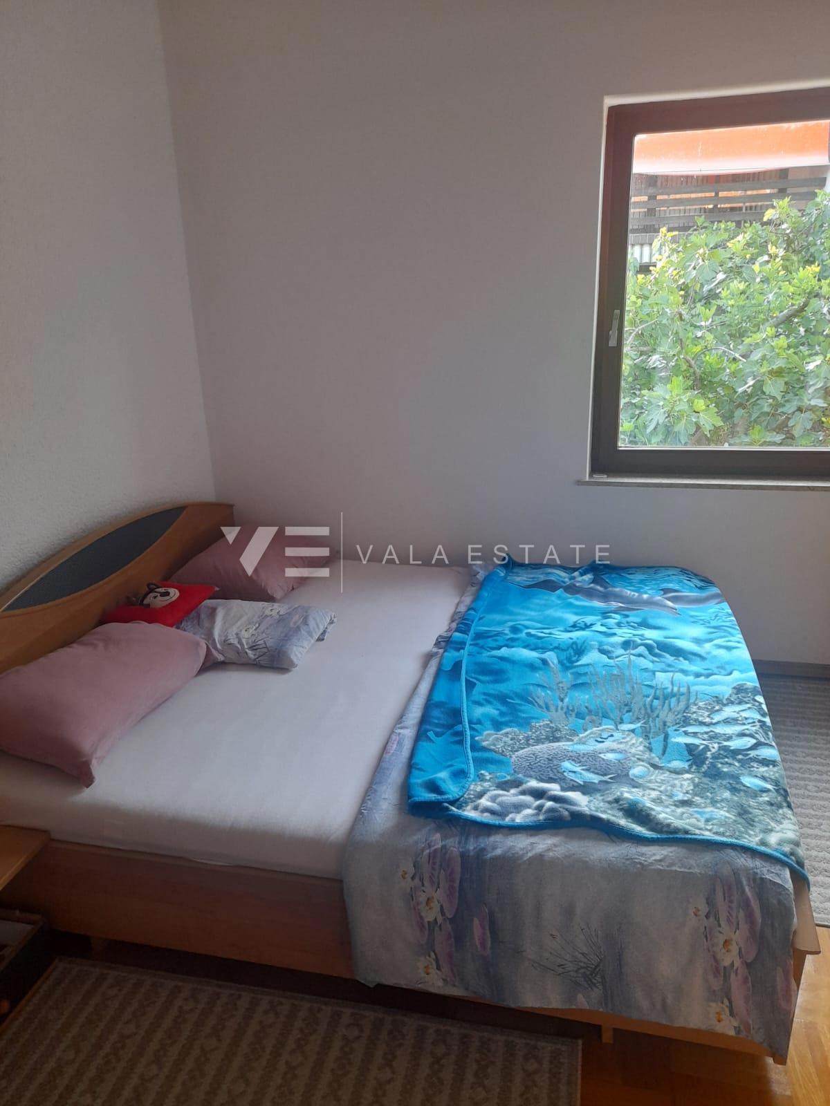 PROSTORNI APARTMA Z VRTOM 500 M OD MORJA