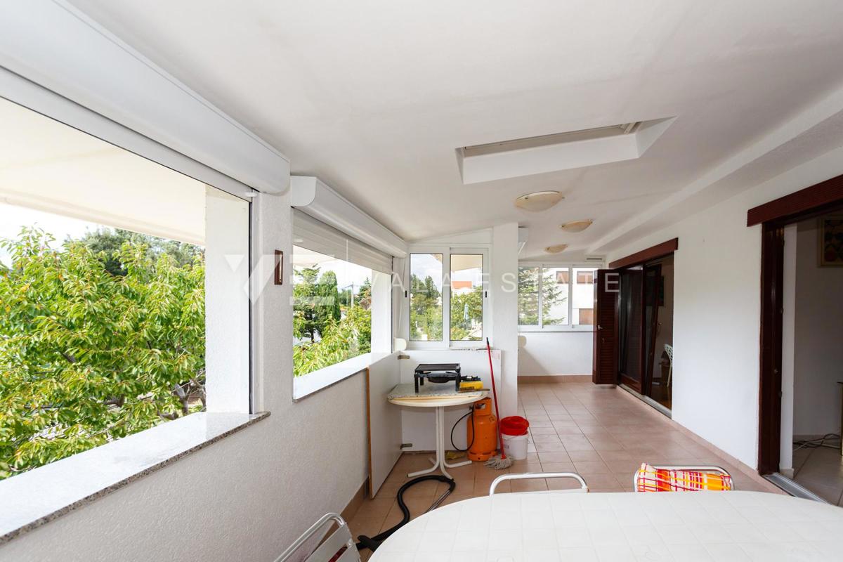 PROSTORNI APARTMA Z VRTOM 500 M OD MORJA