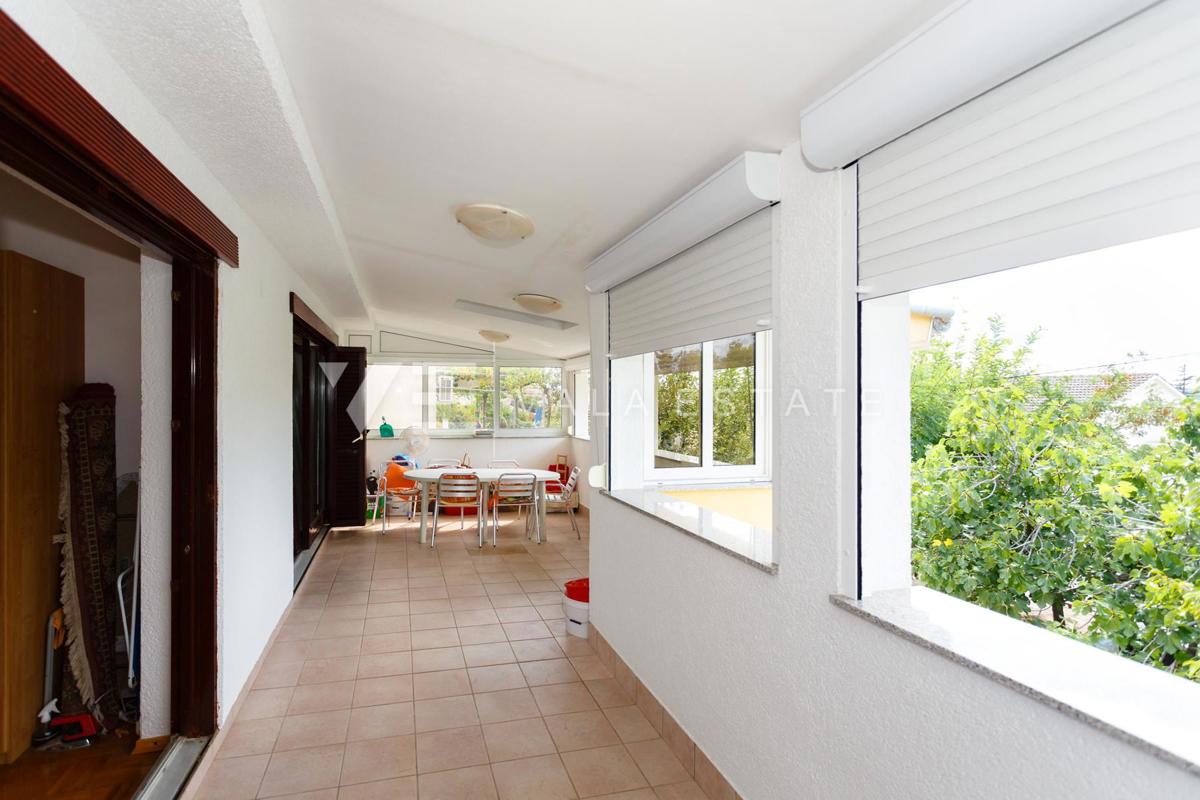 PROSTORNI APARTMA Z VRTOM 500 M OD MORJA