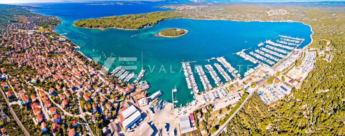 PROSTORNI APARTMA Z VRTOM 500 M OD MORJA