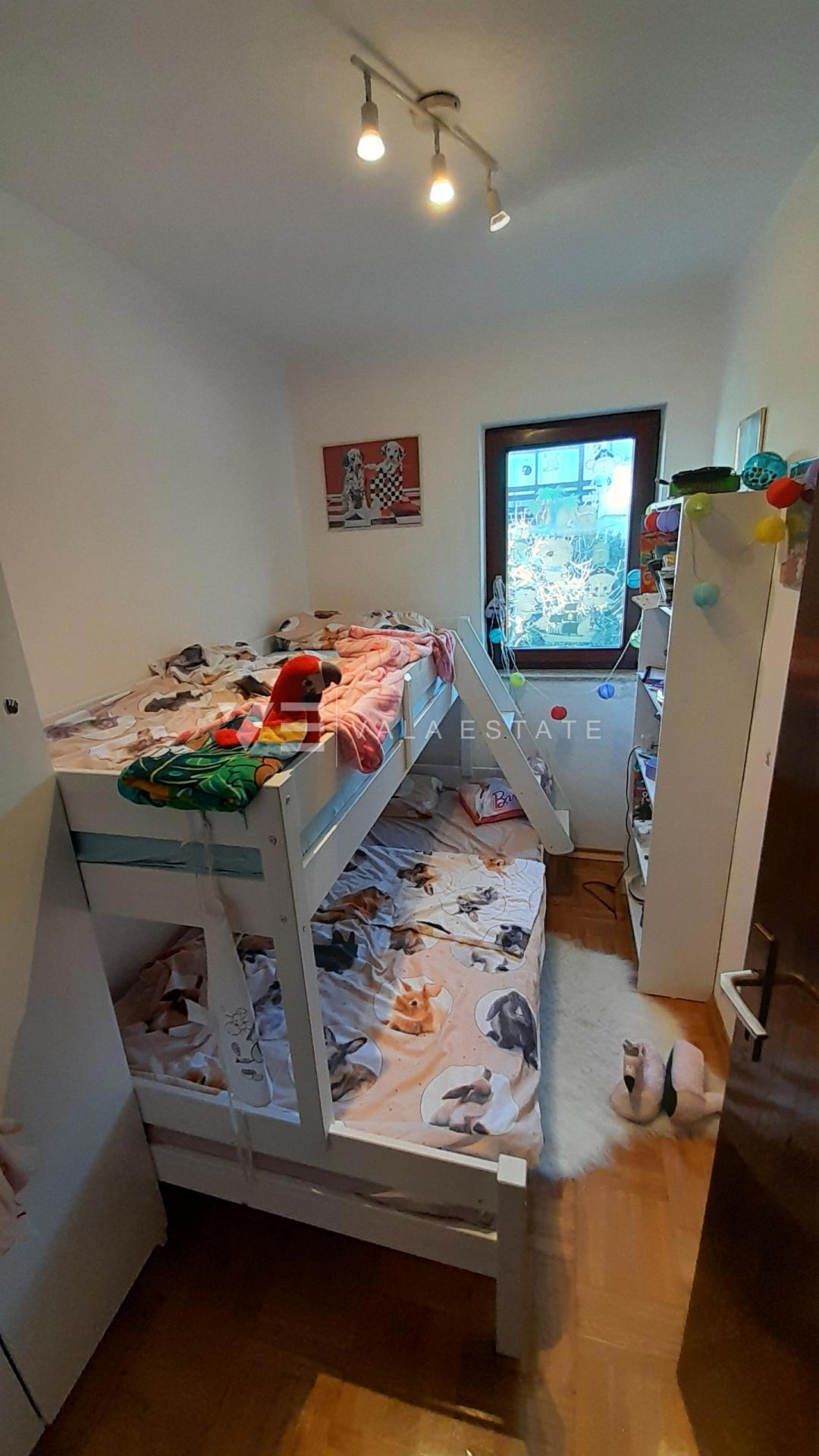 PROSTORNI APARTMA Z VRTOM 500 M OD MORJA