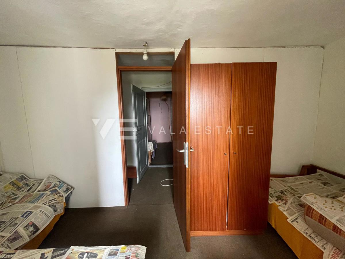 KAMNITA HIŠA V VRSTI ZA OBNOVO NA MIRNI LOKACIJI