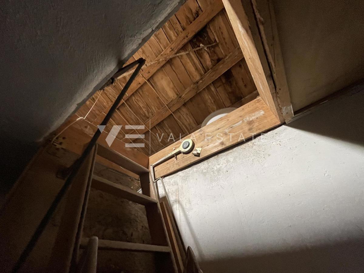 KAMNITA HIŠA V VRSTI ZA OBNOVO NA MIRNI LOKACIJI