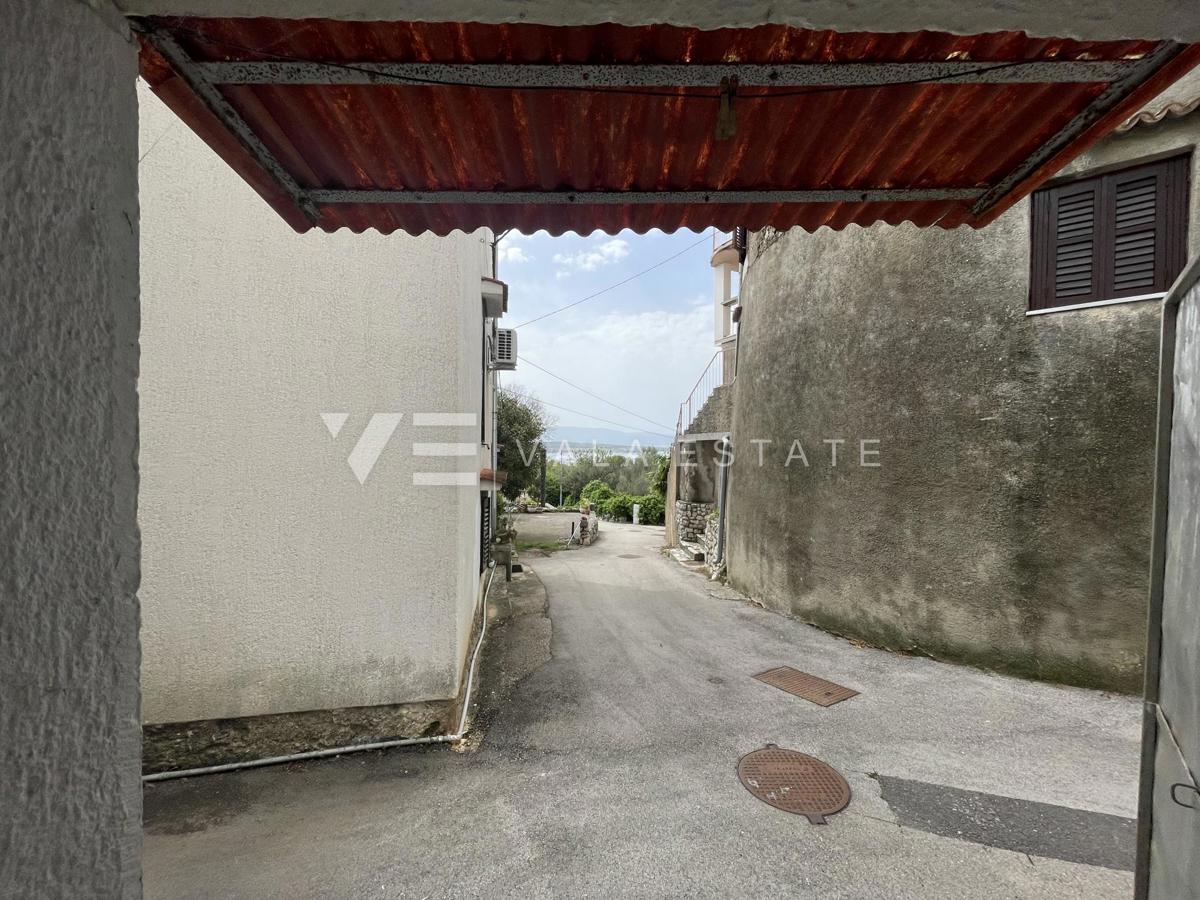 KAMNITA HIŠA V VRSTI ZA OBNOVO NA MIRNI LOKACIJI