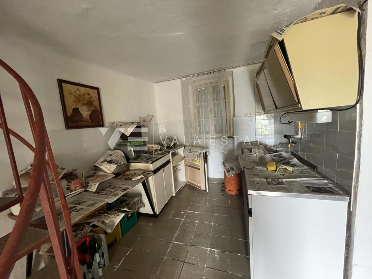 KAMNITA HIŠA V VRSTI ZA OBNOVO NA MIRNI LOKACIJI