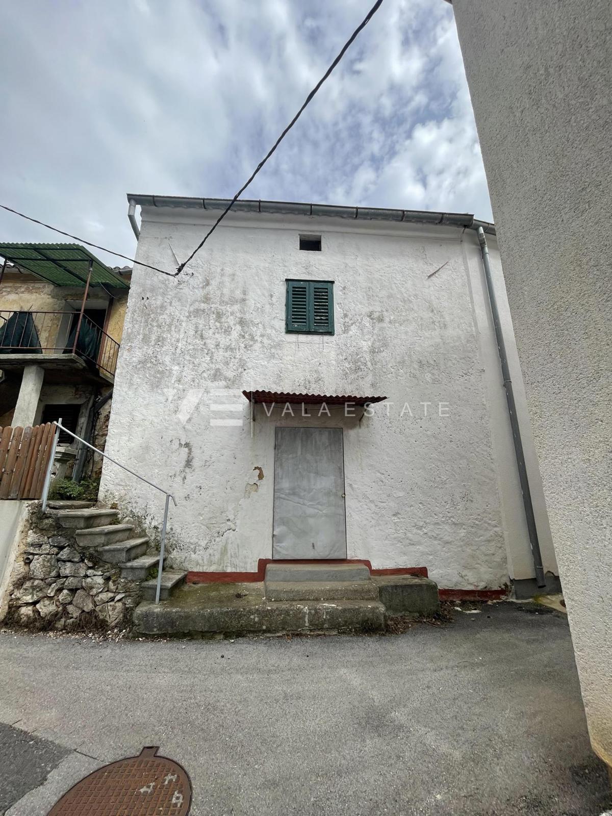 KAMNITA HIŠA V VRSTI ZA OBNOVO NA MIRNI LOKACIJI