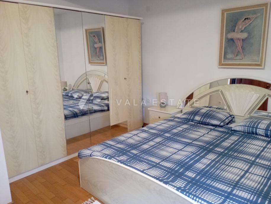 PRITLIČNI APARTMA Z VRTOM IN POGLEDOM NA MORJE