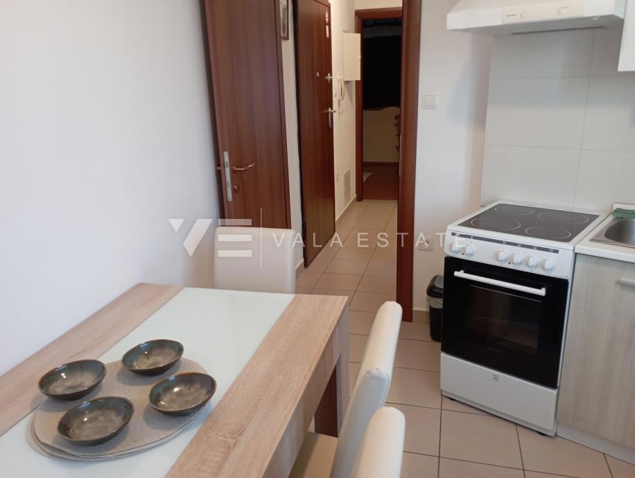 PRITLIČNI APARTMA Z VRTOM IN POGLEDOM NA MORJE