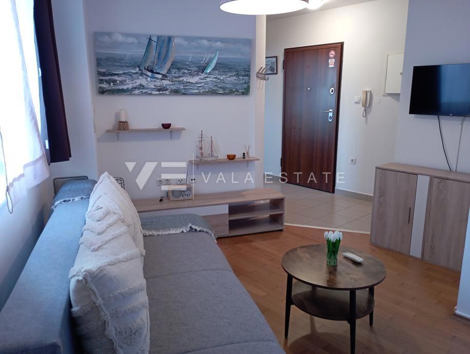 PRITLIČNI APARTMA Z VRTOM IN POGLEDOM NA MORJE