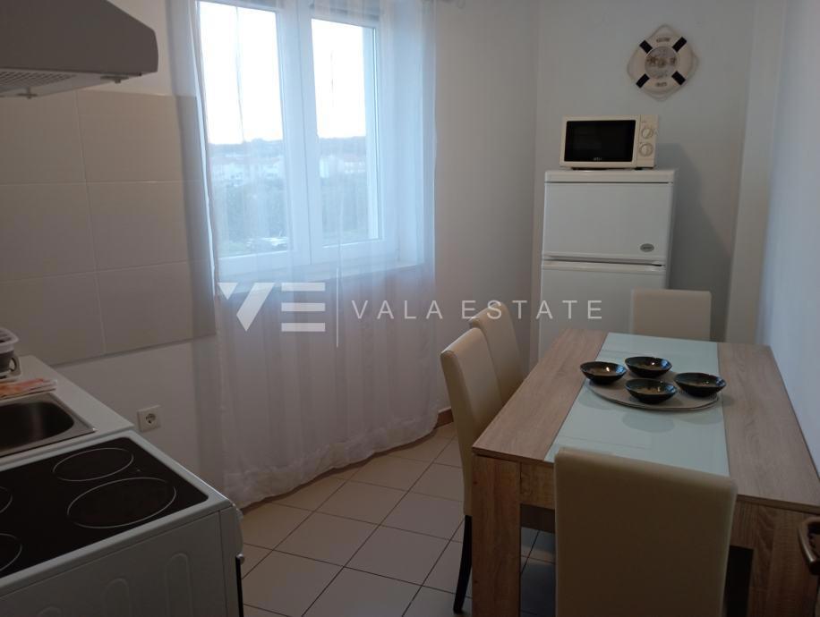 PRITLIČNI APARTMA Z VRTOM IN POGLEDOM NA MORJE