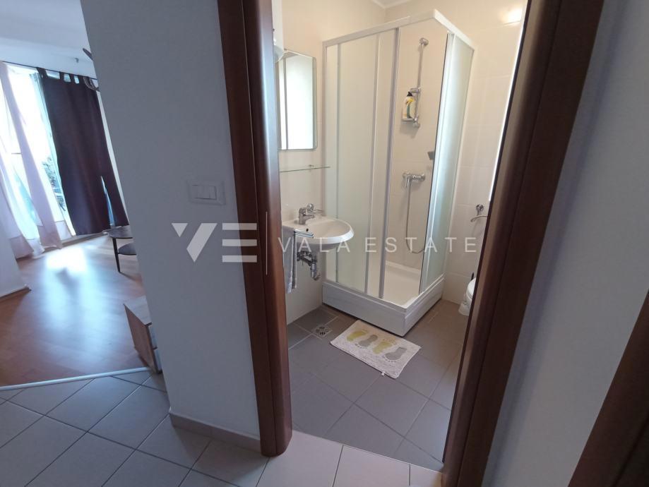 PRITLIČNI APARTMA Z VRTOM IN POGLEDOM NA MORJE