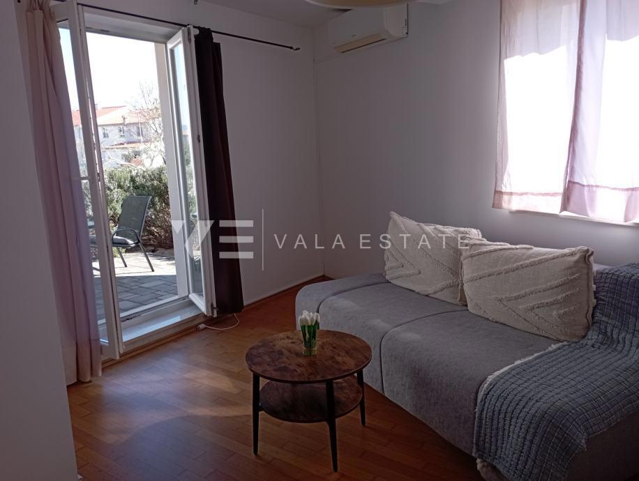 PRITLIČNI APARTMA Z VRTOM IN POGLEDOM NA MORJE